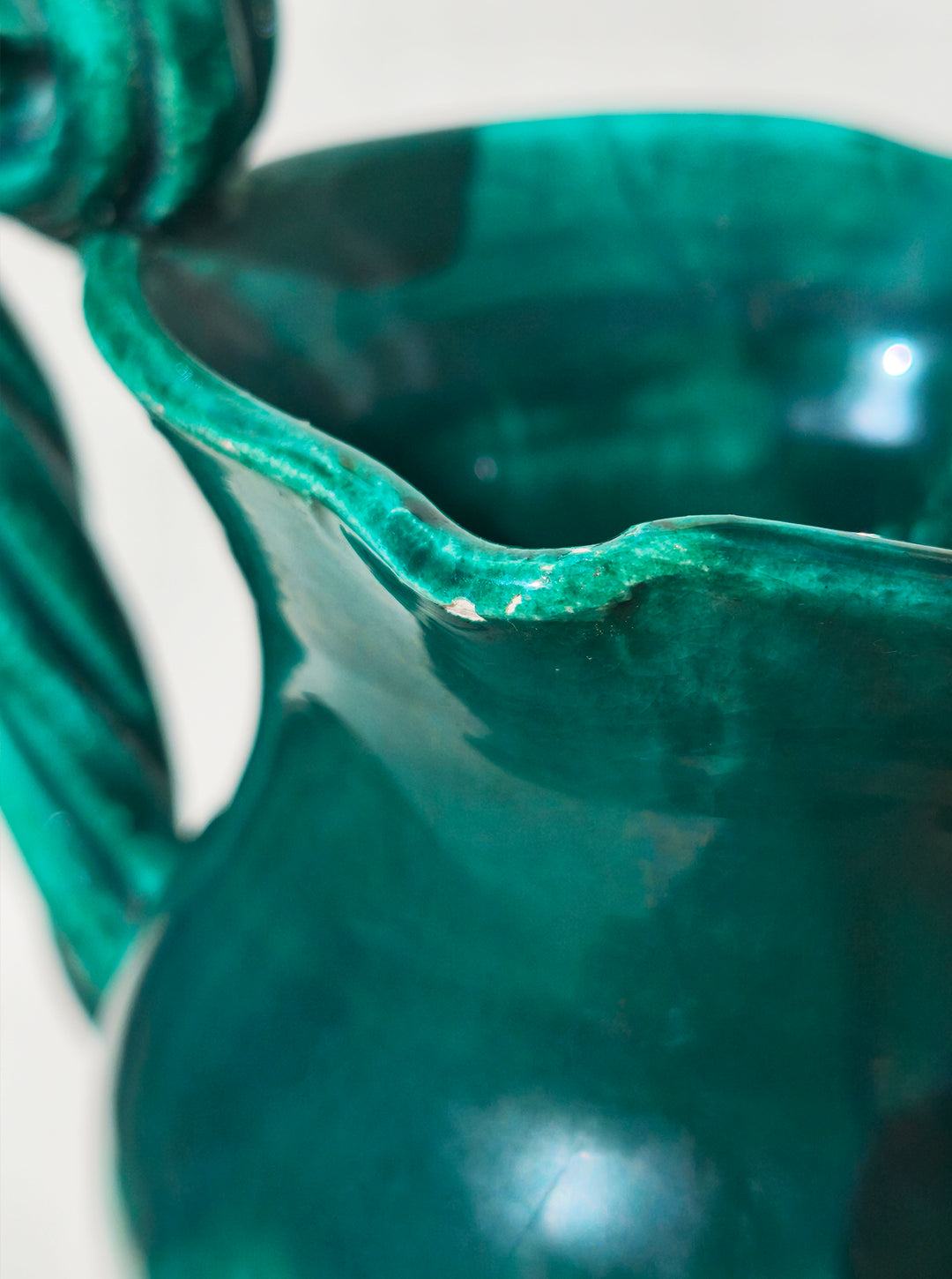 Vintage Vase aus Keramik mit Spiralhenkeln, vorne mit Absplitterung