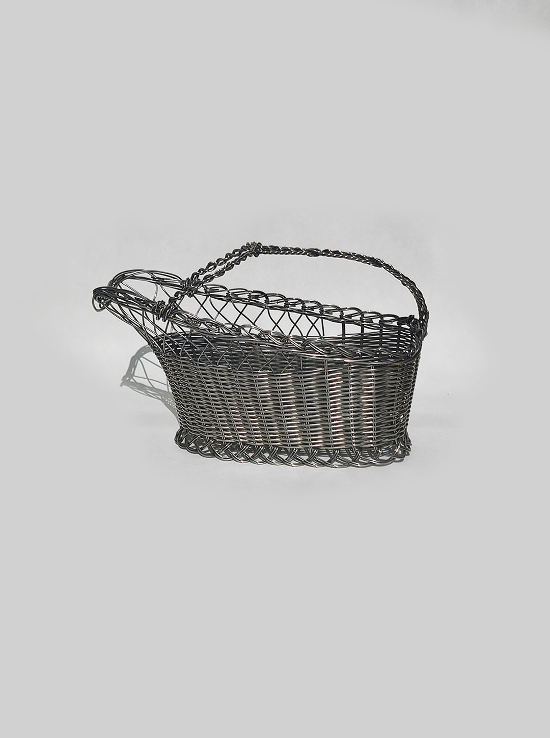 Vintage Flaschenhalter aus Metall im Korbgeflecht-Stil mit geflochtenem Griff