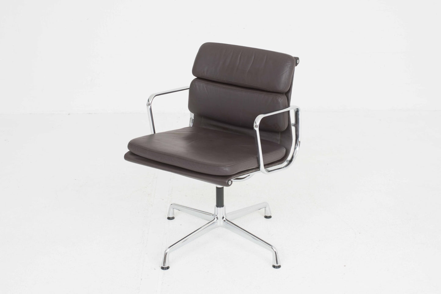 Vintage Bürostuhl EA 217 Soft Pad von Charles und Ray Eames für Vitra braunes Leder