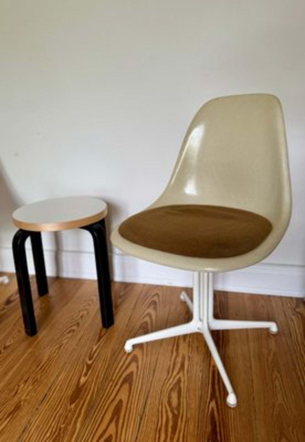 Vintage Hocker Stool 60 von Alvar Aalto für Artek Schwarz Weiß Weizenfarben