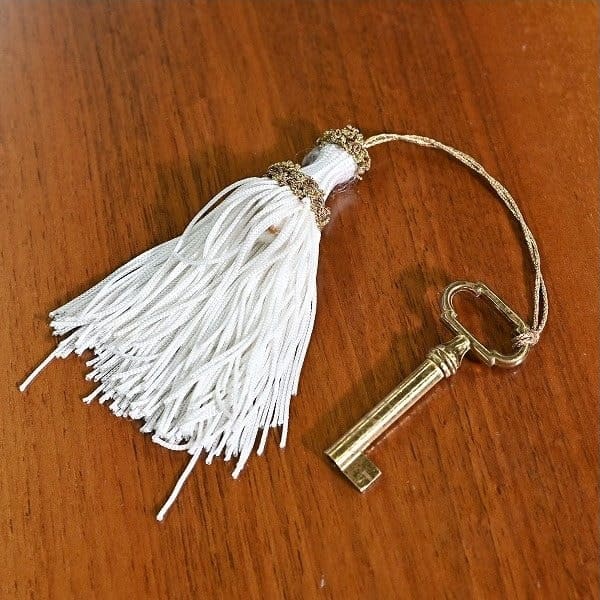 Vintage Kommode Medea von Medea einzigartiges Mahagoni-Schnitzerei