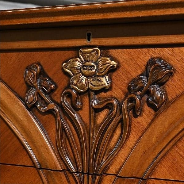 Vintage Kommode Medea von Medea einzigartiges Mahagoni-Schnitzerei