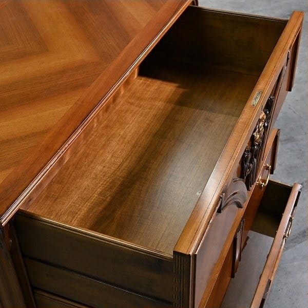 Vintage Kommode Medea von Medea einzigartiges Mahagoni-Schnitzerei