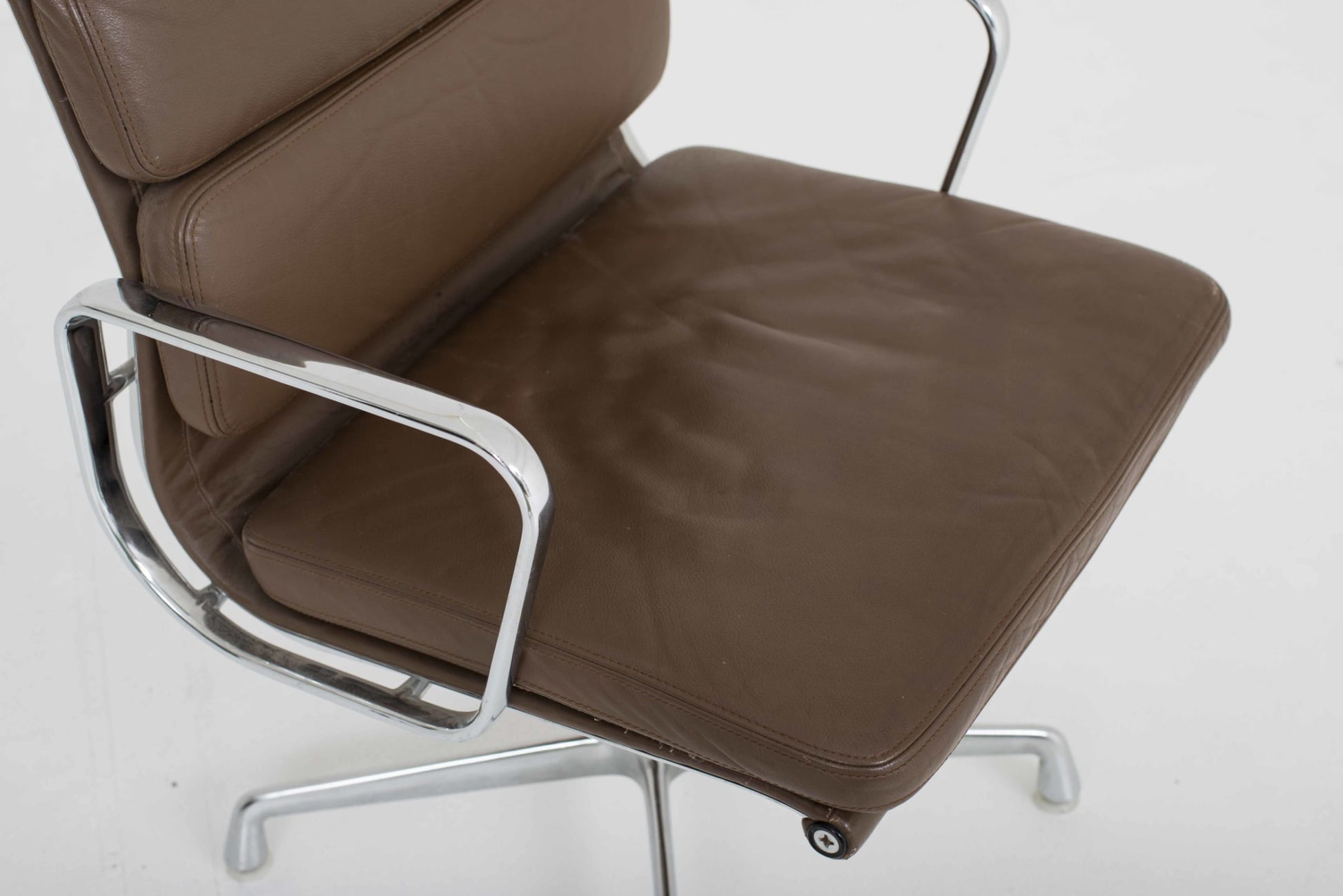 Vintage Bürostuhl EA 208 von Charles und Ray Eames für Vitra braunes Leder