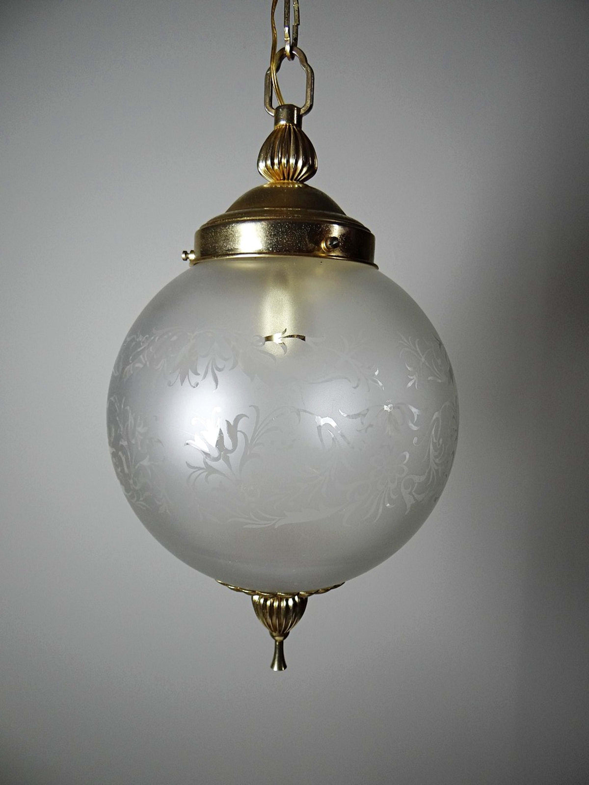 Vintage Hängeleuchte Milchglas Globe Hollywood Regency, vergoldetes Metall