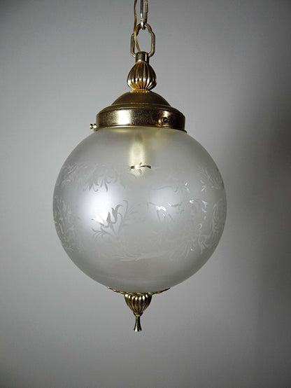 Vintage Hängeleuchte Milchglas Globe Hollywood Regency, vergoldetes Metall