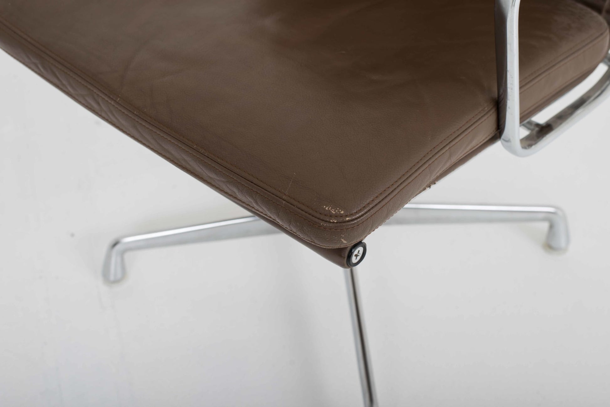 Vintage Bürostuhl EA 208 von Charles und Ray Eames für Vitra braunes Leder