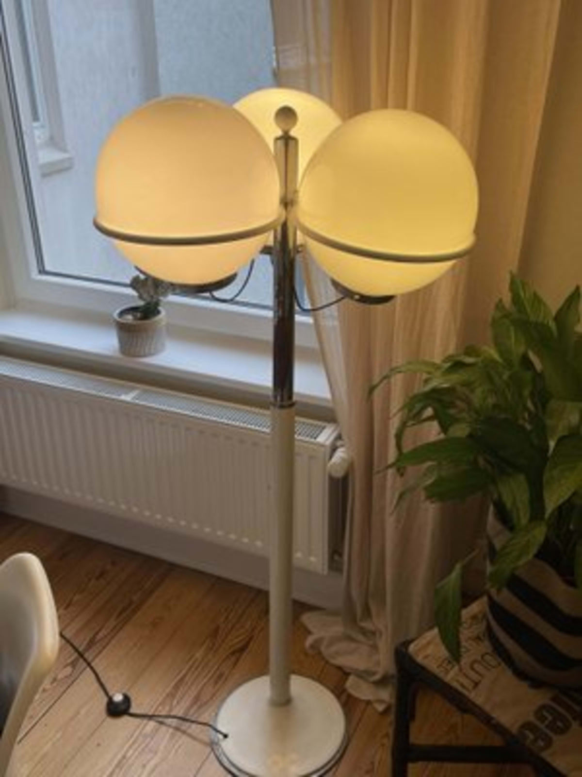 Vintage Stehlampe mit Kugelglas von Targetti Sankey für Targetti, Opalglas, weiß-silberfarben