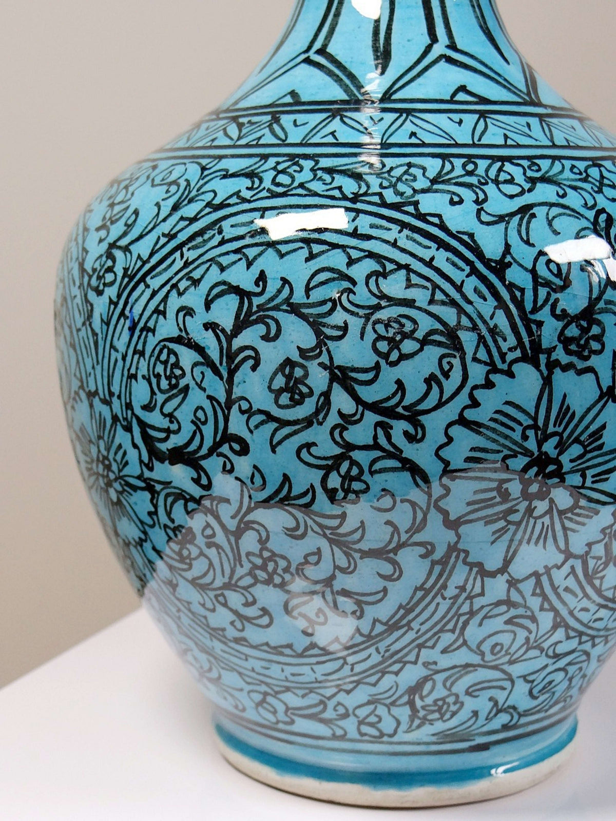 Vintage Vase Iznik Türkis von persisch Schwarzdekor Glasurkeramik