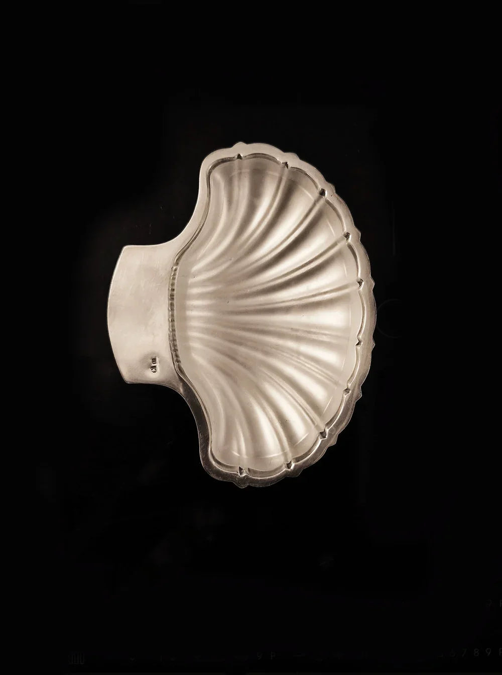 Butterdose Muschelform aus versilbertem Metall und Glas