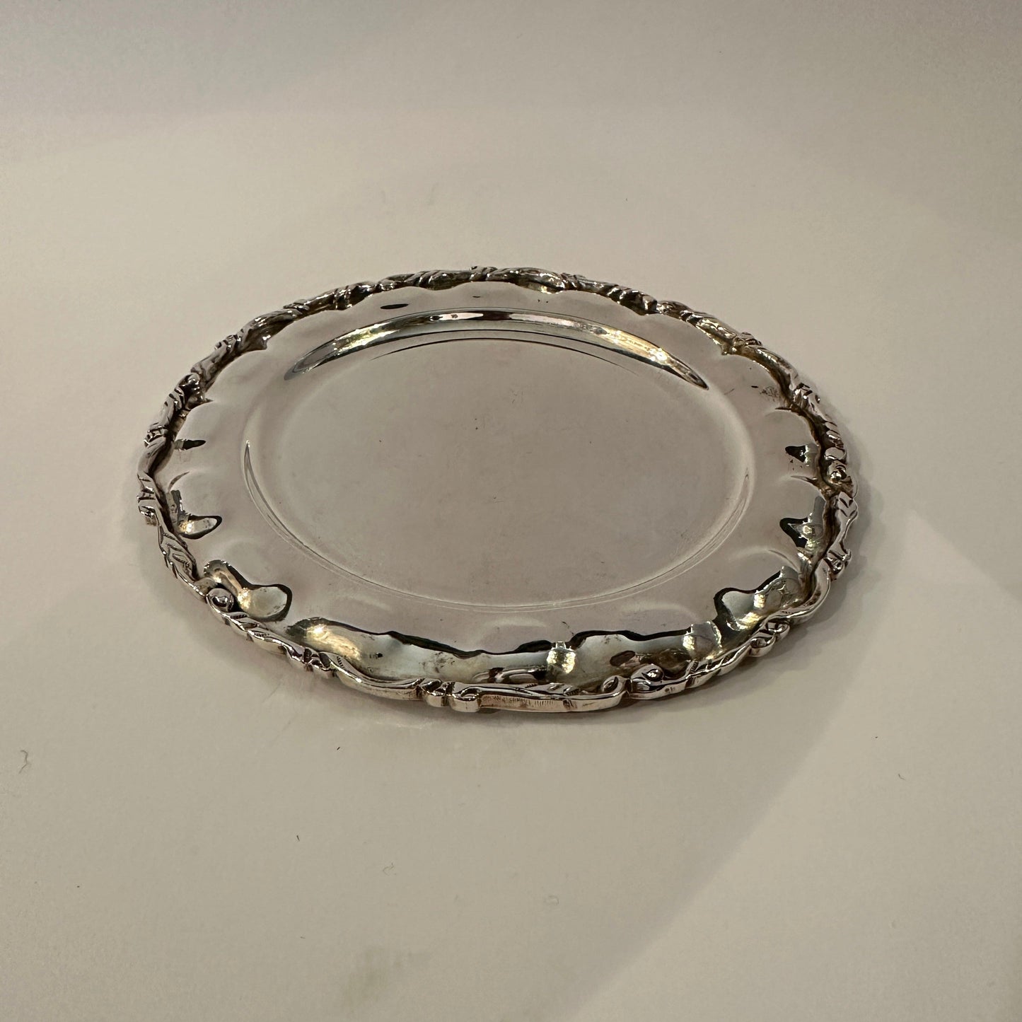 Assiette vintage en argent Cartier à décor organique sur les bords