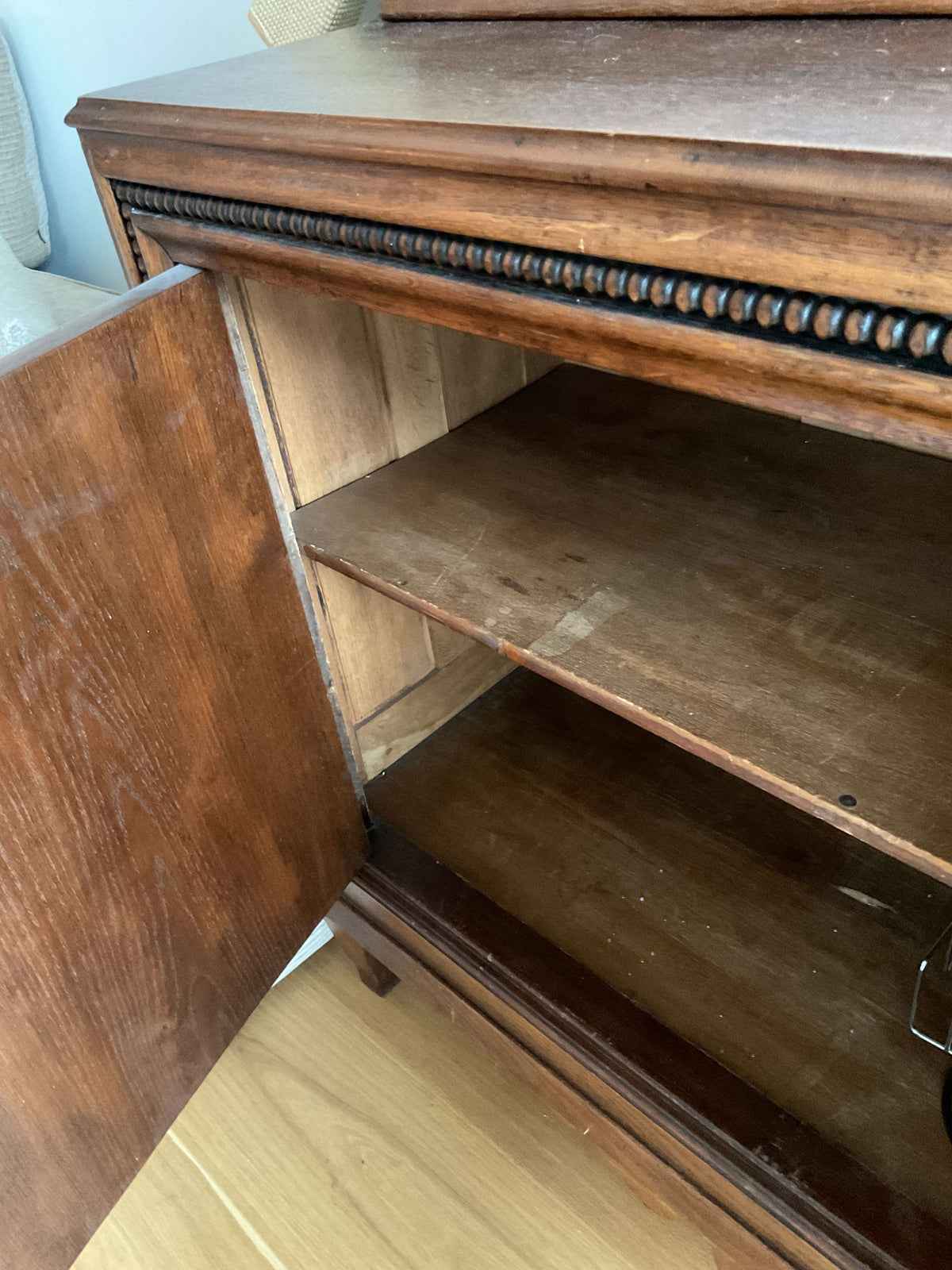 Vintage Kommode aus Massivholz mit Rosetten und Aufsatz