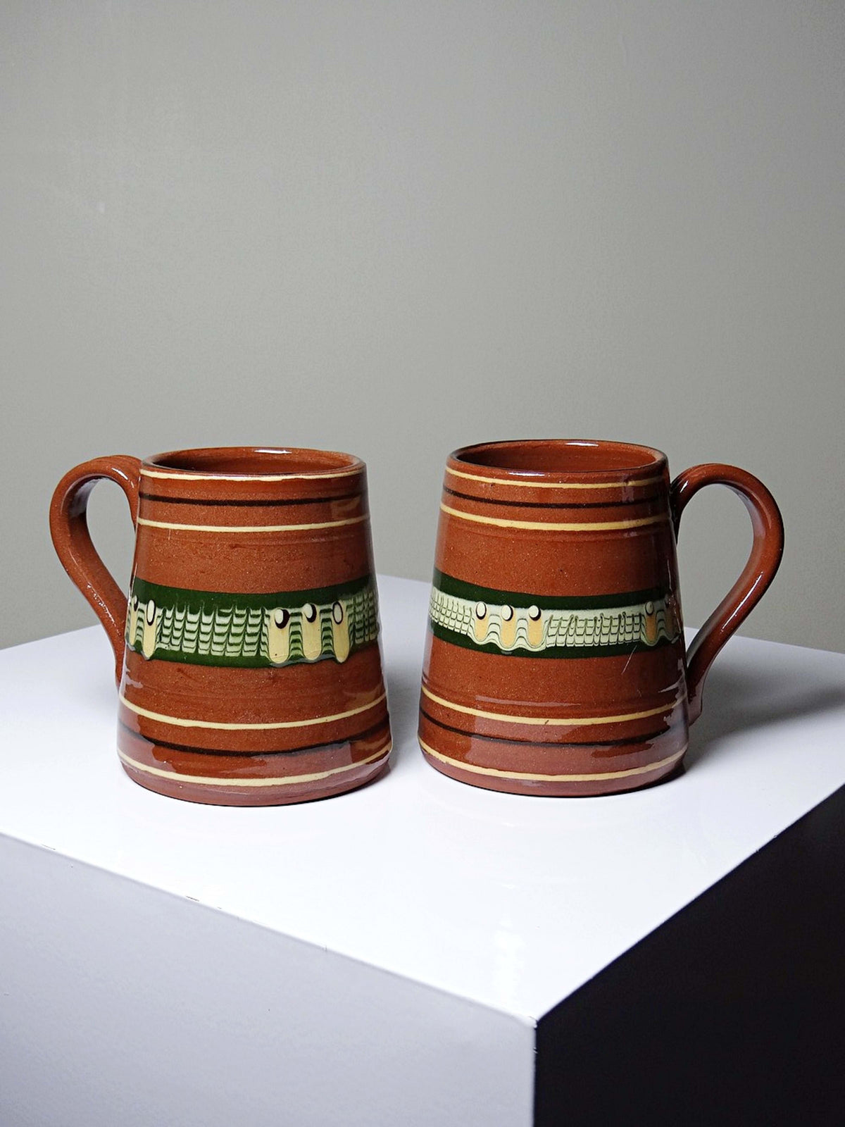 Set von 2 Vintage Keramikkrüge Troyan, Bulgarien
