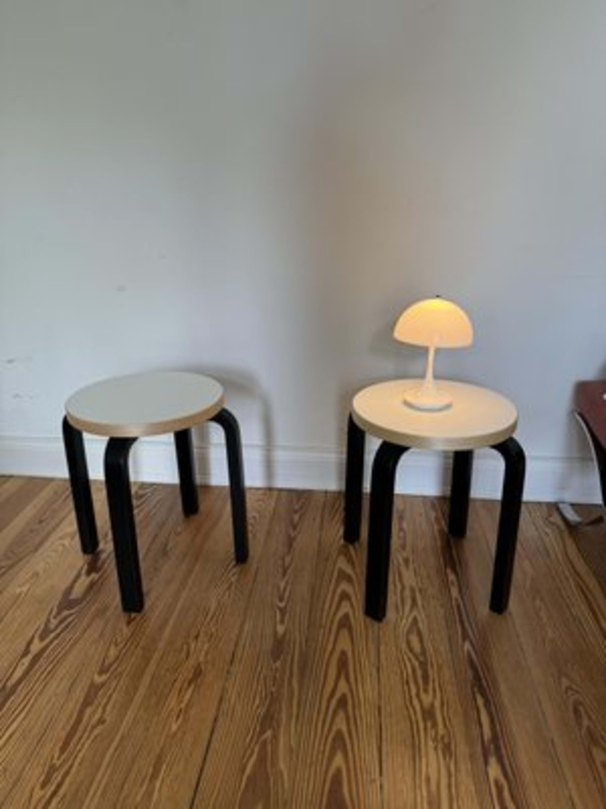 Vintage Hocker Stool 60 von Alvar Aalto für Artek Schwarz Weiß Weizenfarben