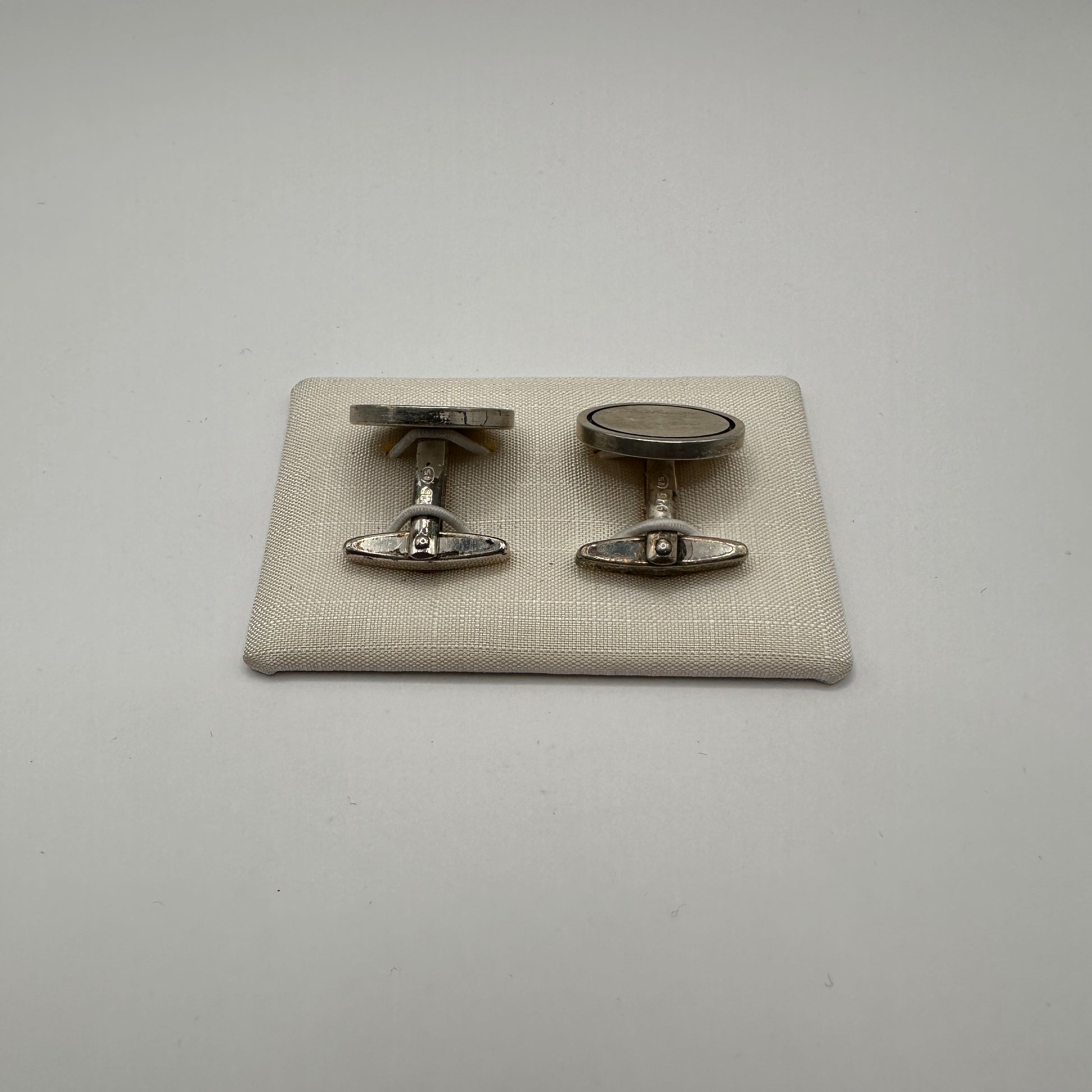 Vintage Manschettenknopf mit schwarzem Rand aus 835 Silber