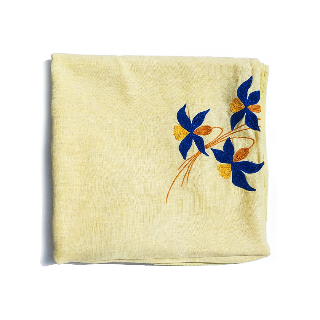 Tablecloth pastel yellow daffodil pattern