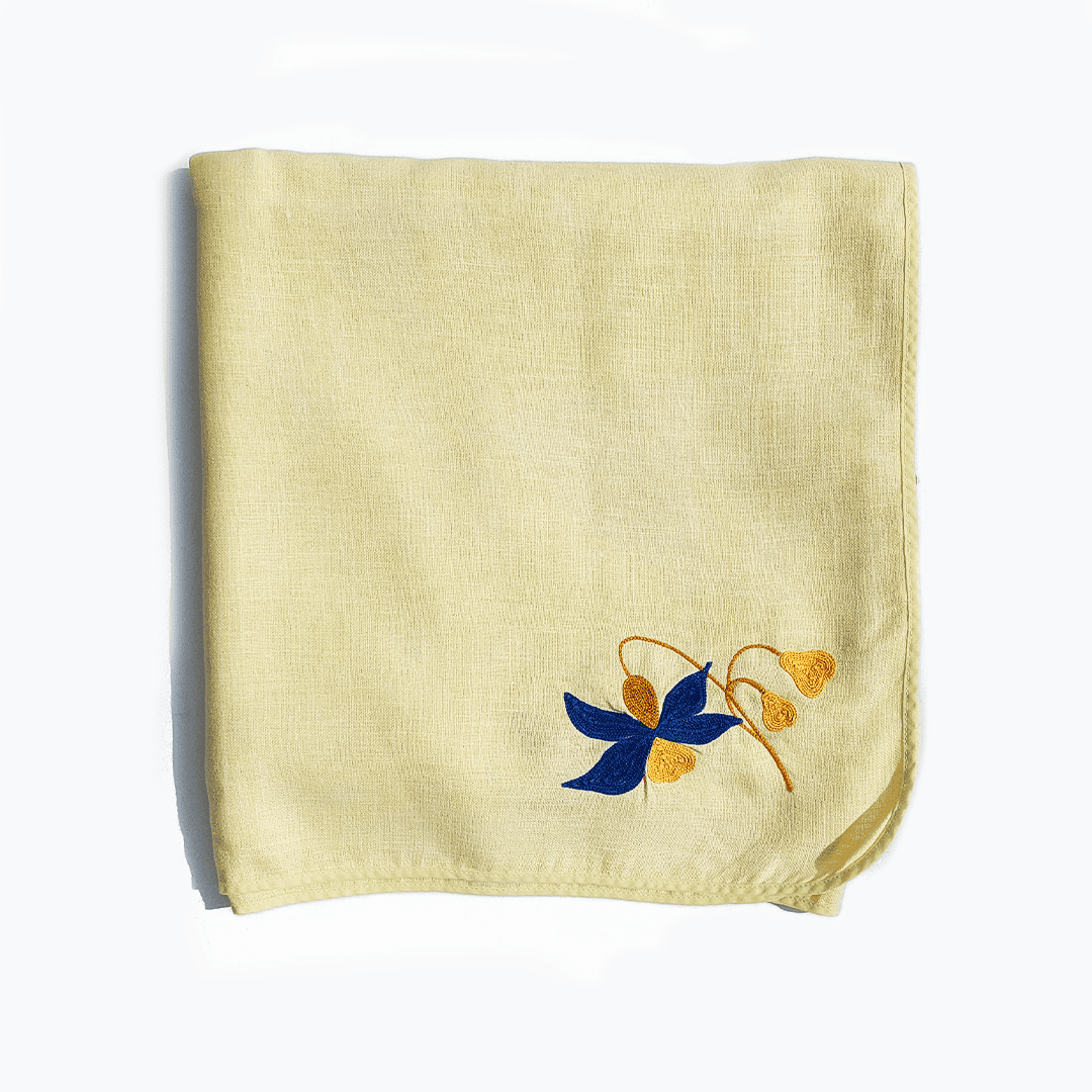 Tablecloth pastel yellow daffodil pattern