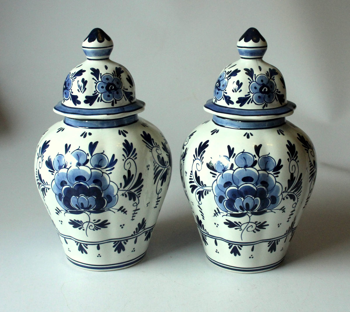 Set von 2 Vintage Vasen mit Deckel von Delft, handgemalt