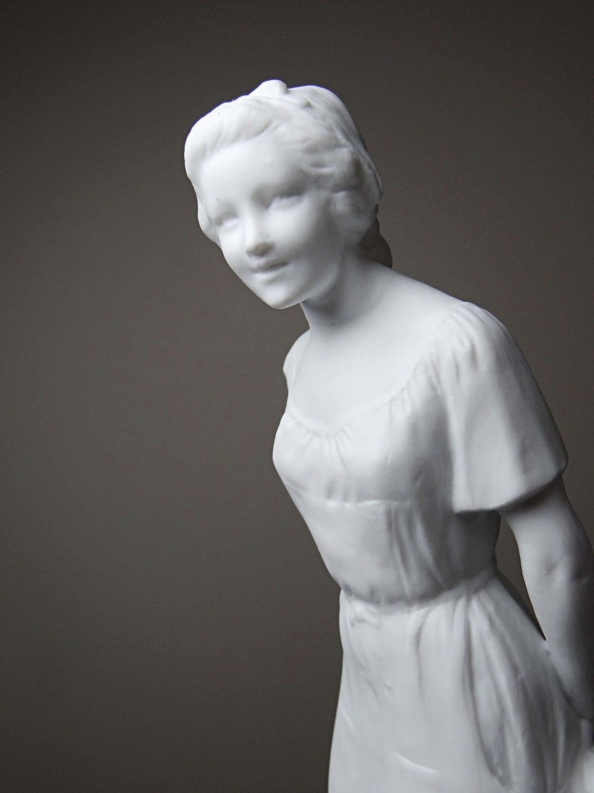 Vintage Statuette "Bäuerin" aus Biscuit-Porzellan von Limoges