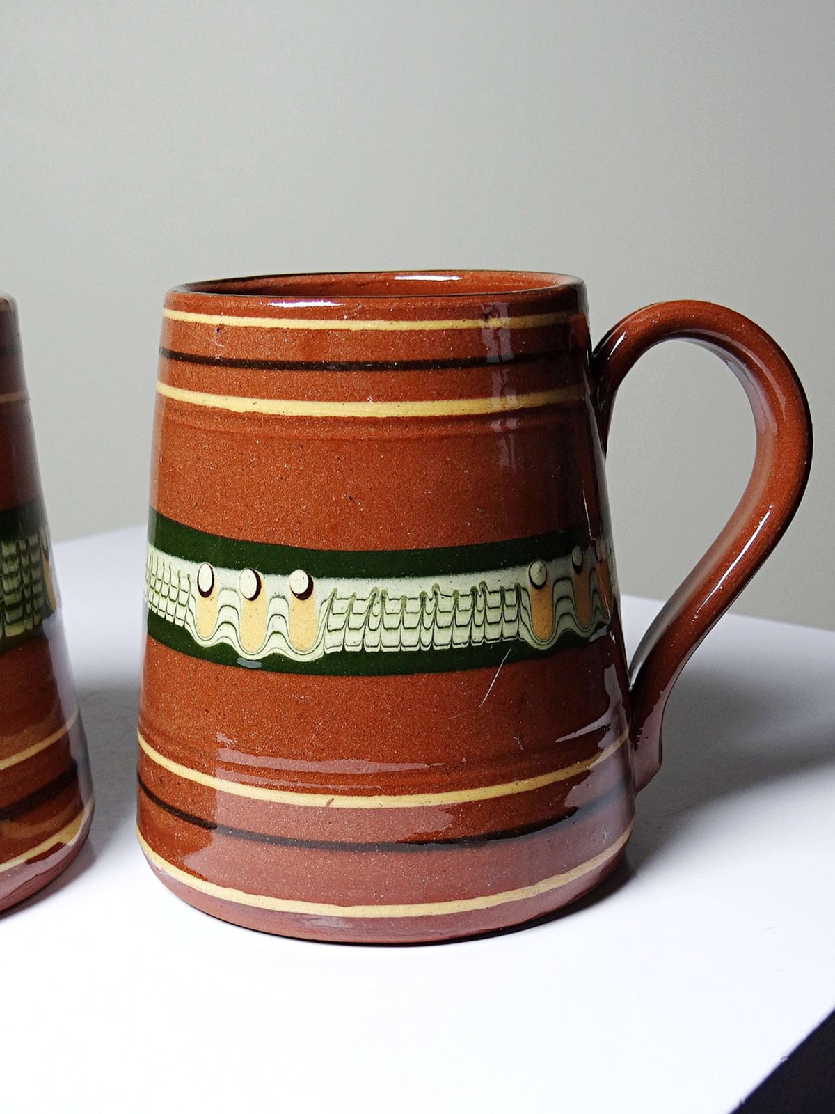 Set von 2 Vintage Keramikkrüge Troyan, Bulgarien