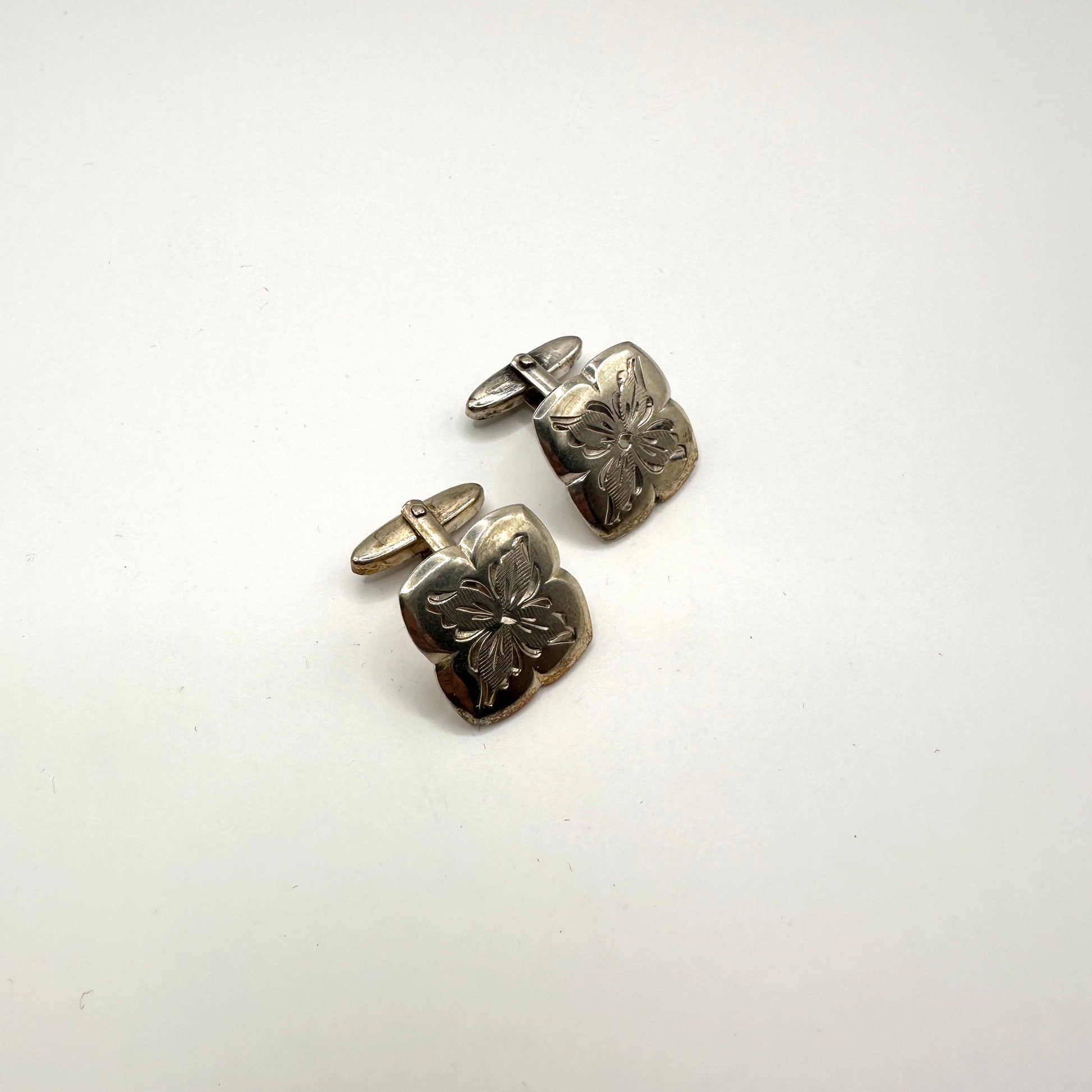 Floraler Manschettenknopf aus 835er Silber mit Gravurmotiv