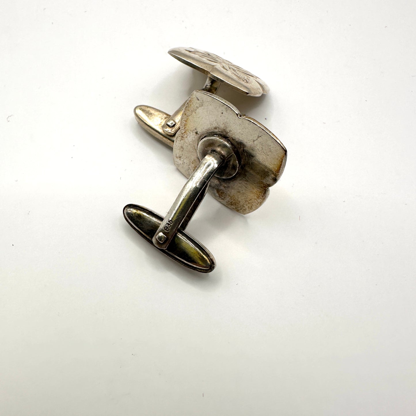 Floraler Manschettenknopf aus 835er Silber mit Gravurmotiv