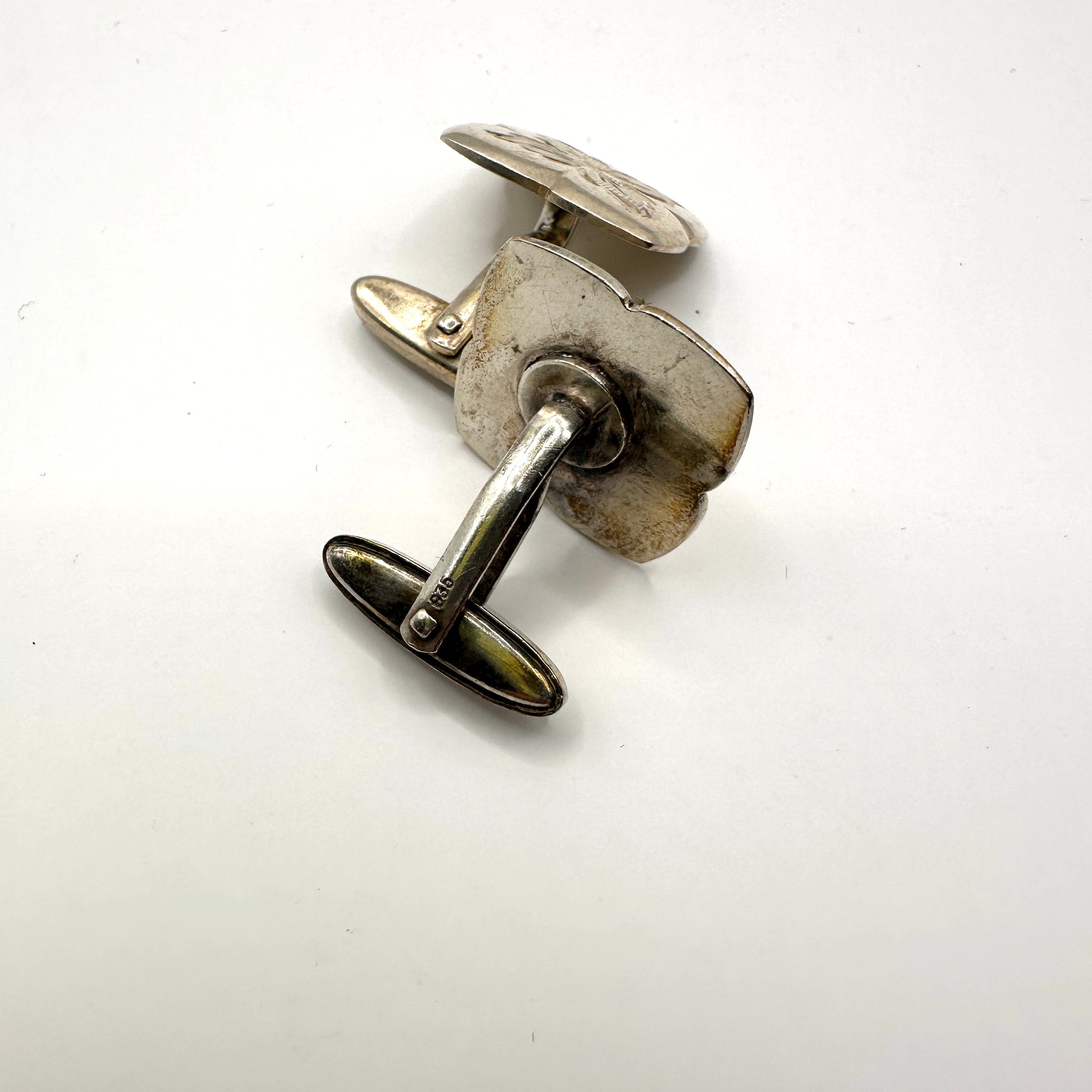 Floraler Manschettenknopf aus 835er Silber mit Gravurmotiv