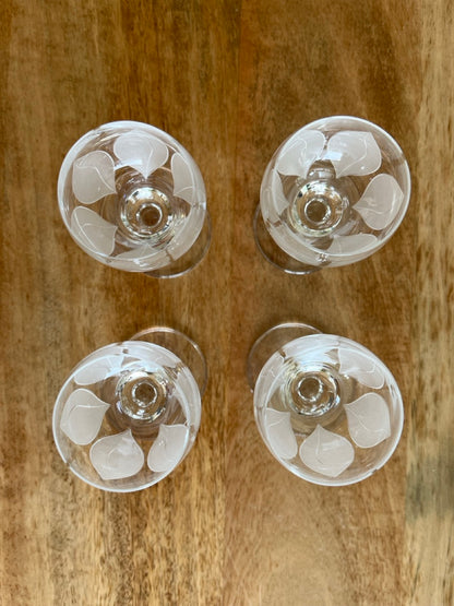 Vintage Likörgläser mit Schliffdetail Blatt