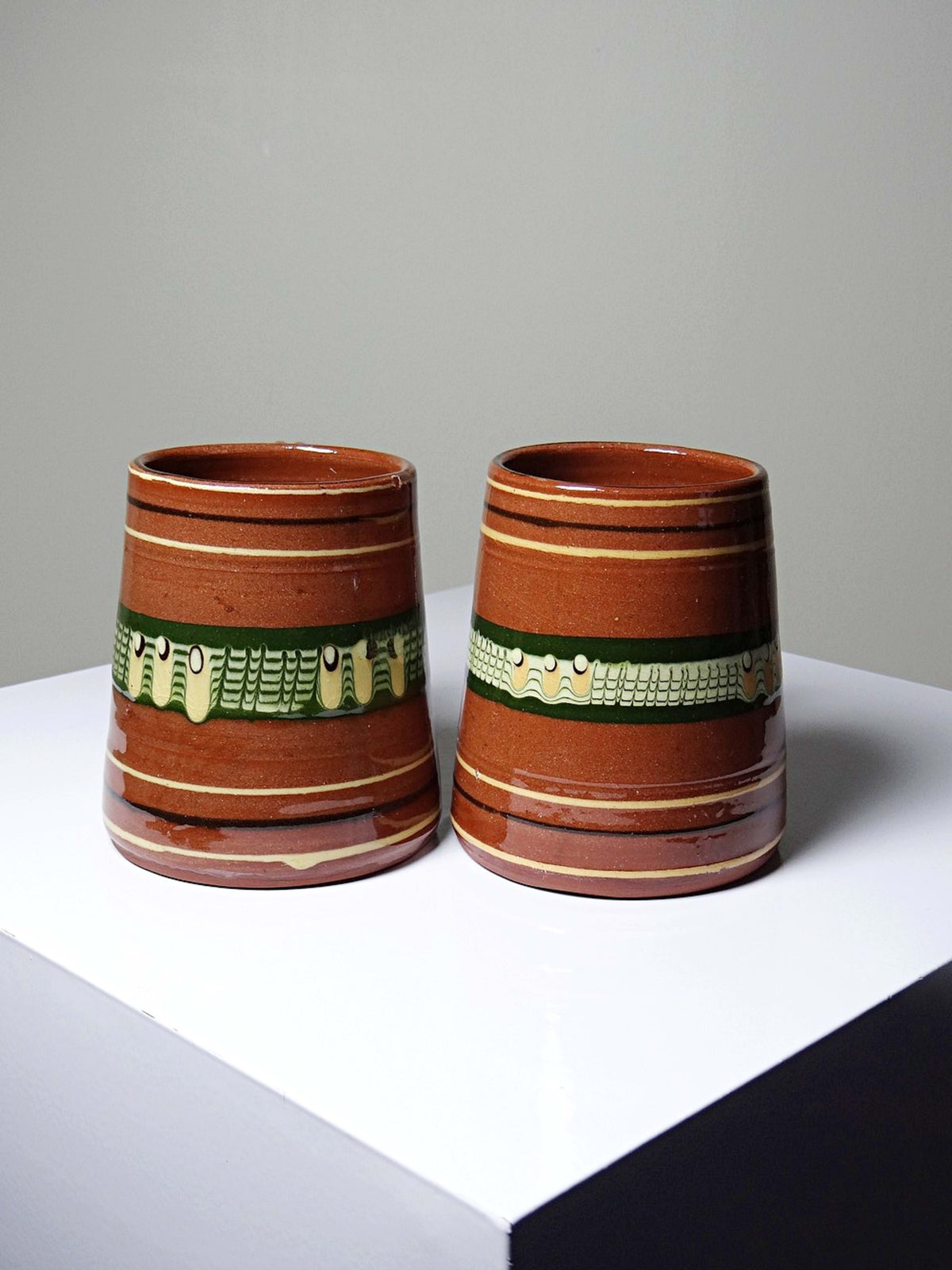 Set von 2 Vintage Keramikkrüge Troyan, Bulgarien