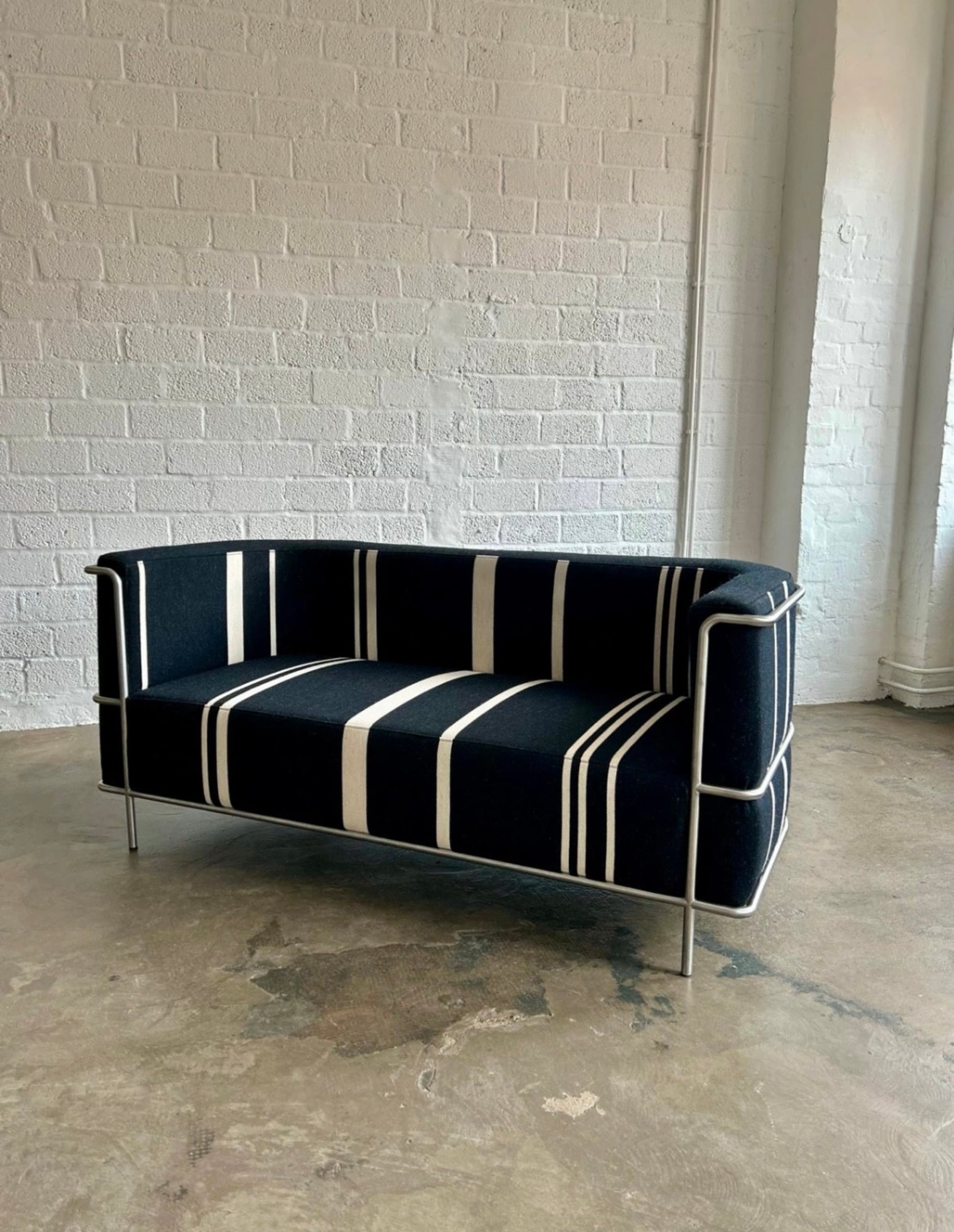 Vintage Sofa Modernist von Kristina Dam Studio 2-Sitzer gestreift