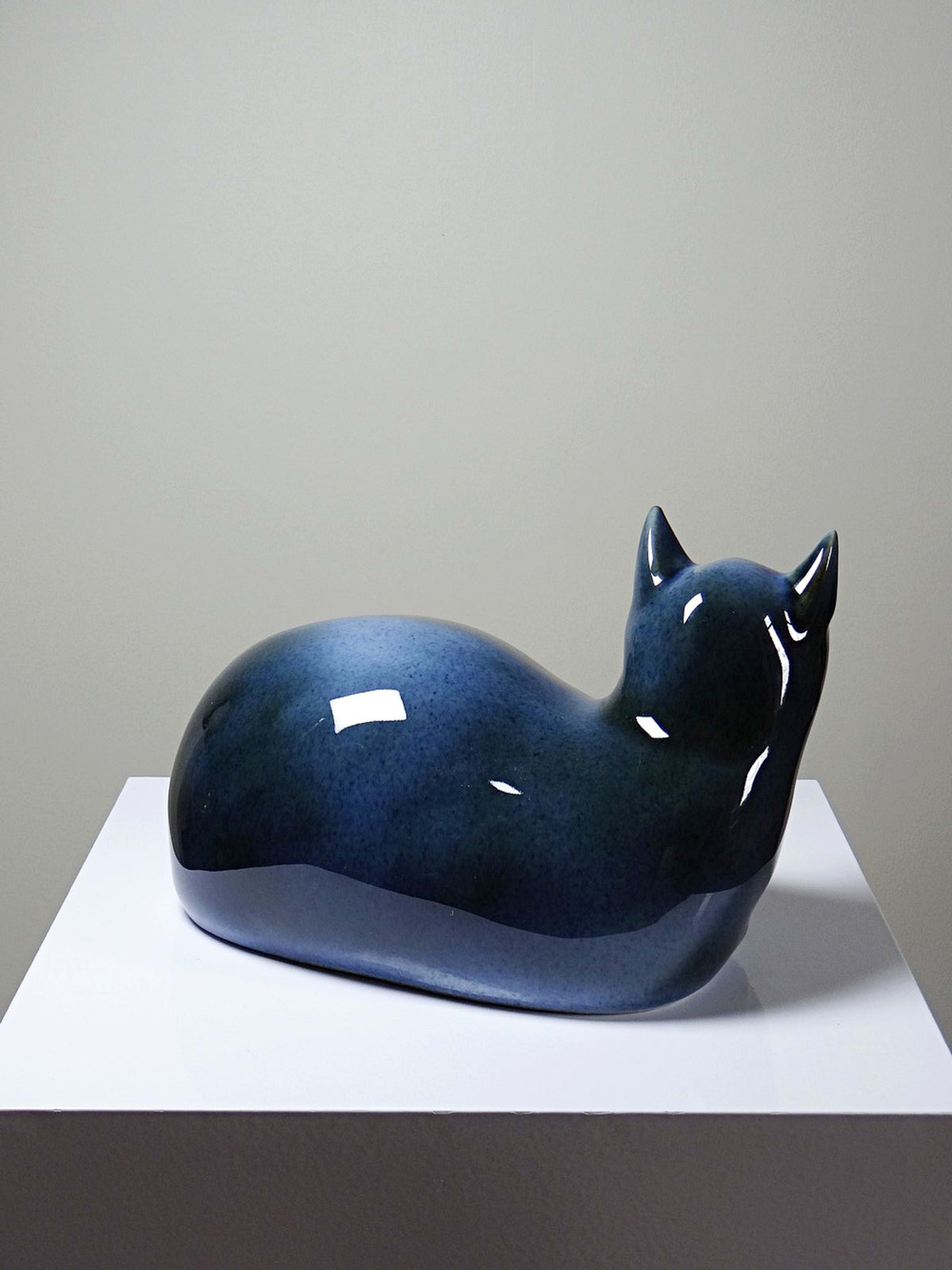 Vintage Skulptur "Liegende Katze" von Virebent, Porzellan Blau