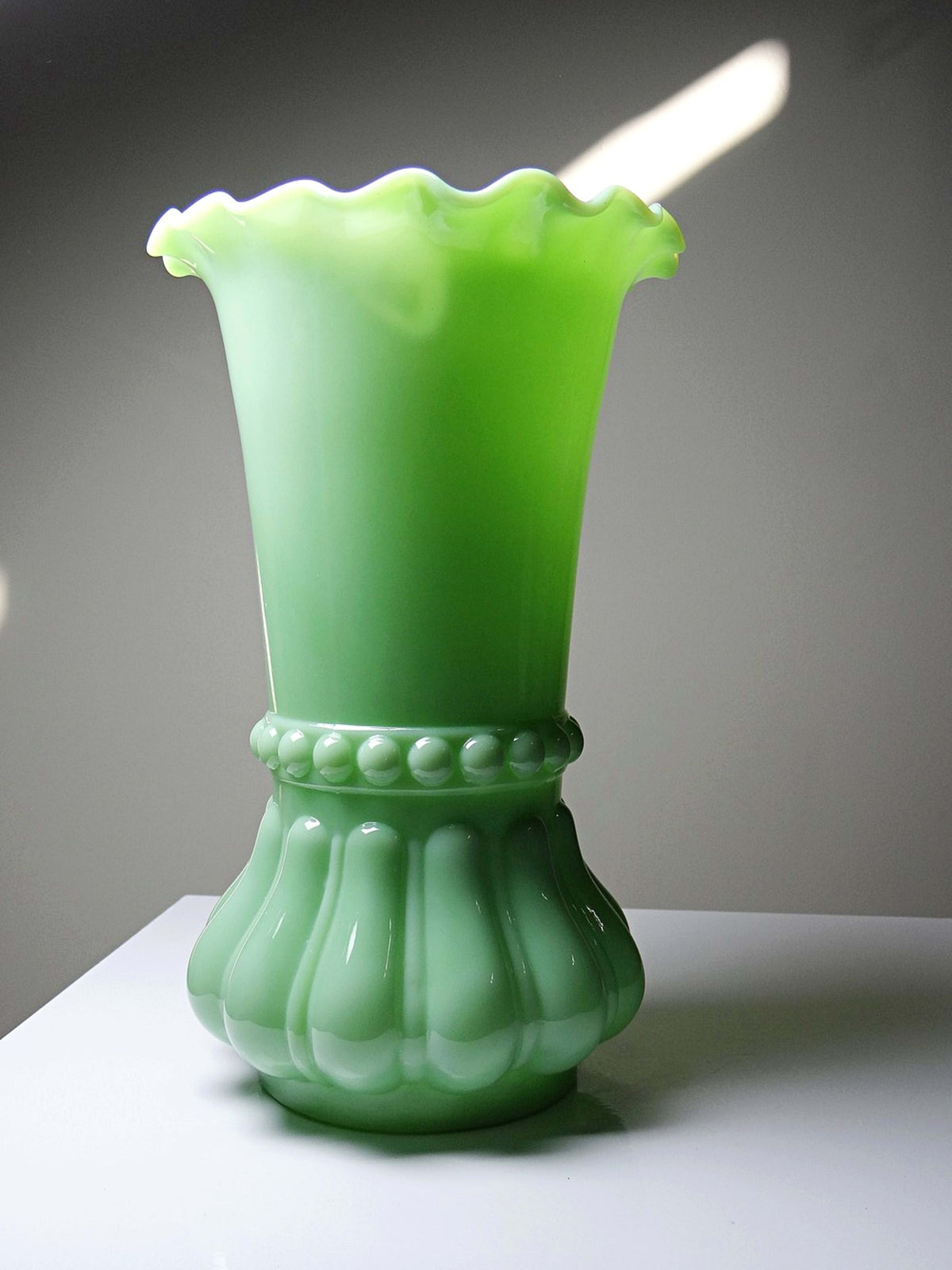 Vintage Vase aus Opalglas, Jadegrün, Art Nouveau