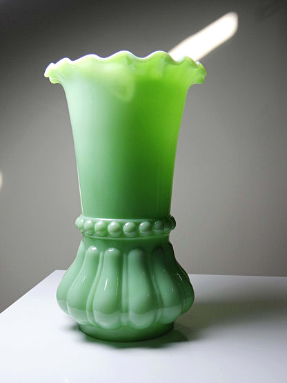 Vintage Vase aus Opalglas, Jadegrün, Art Nouveau