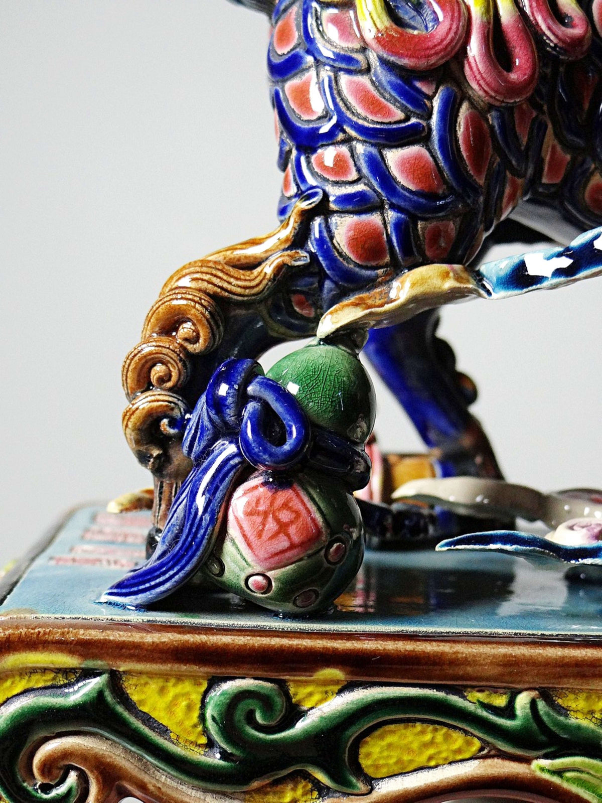 Chinesische Qilin Skulptur aus Keramik von Jiaozhi, polychrom emailliert