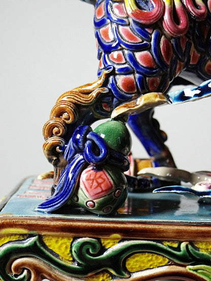 Chinesische Qilin Skulptur aus Keramik von Jiaozhi, polychrom emailliert