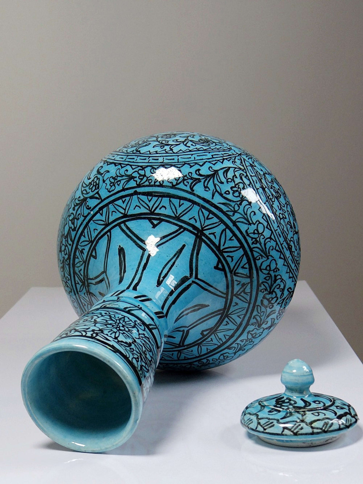 Vintage Vase Iznik Türkis von persisch Schwarzdekor Glasurkeramik
