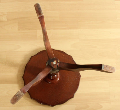 Vintage Beistelltisch im englischen Stil aus Holz mit geprägter Lederplatte, 1970er