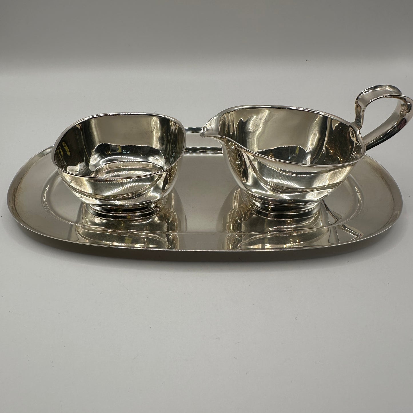 Quadratisches Silber-Servierset mit Tablett, Schale und Kännchen