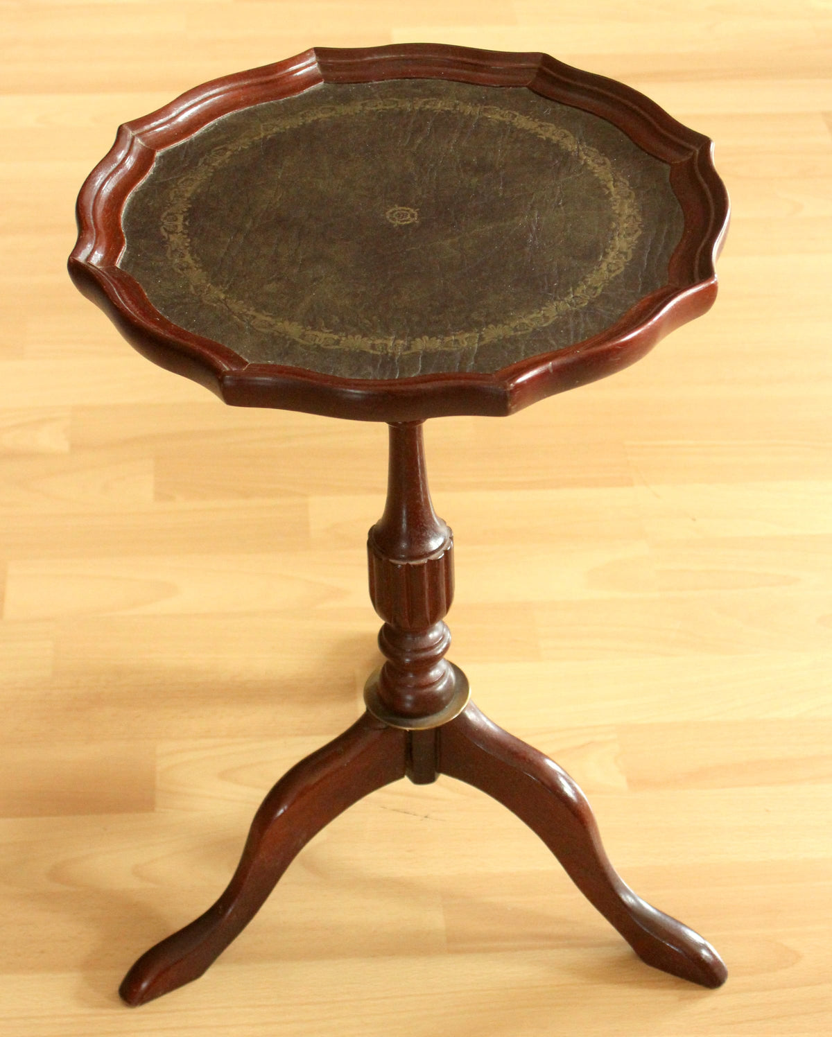 Vintage Beistelltisch im englischen Stil aus Holz mit geprägter Lederplatte, 1970er
