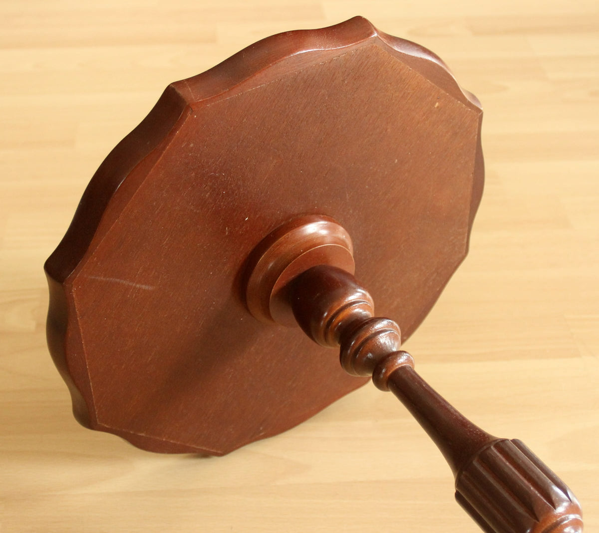 Vintage Beistelltisch im englischen Stil aus Holz mit geprägter Lederplatte, 1970er