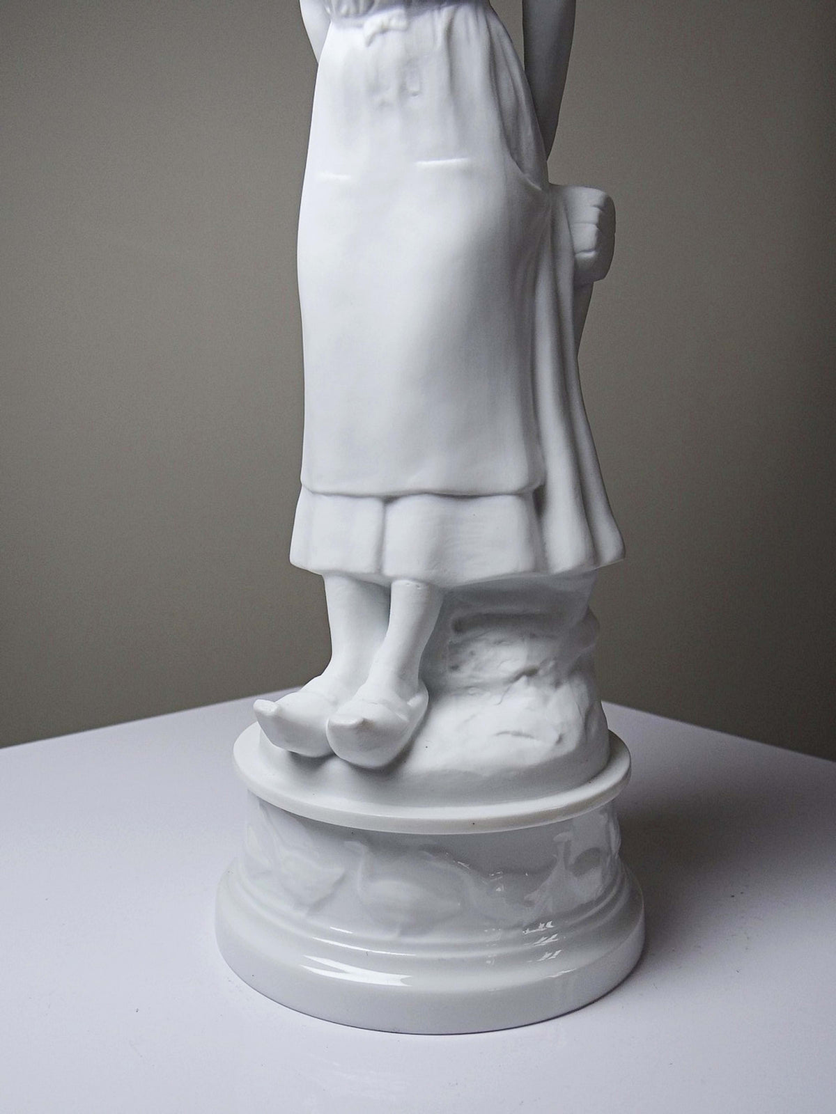 Vintage Statuette "Bäuerin" aus Biscuit-Porzellan von Limoges