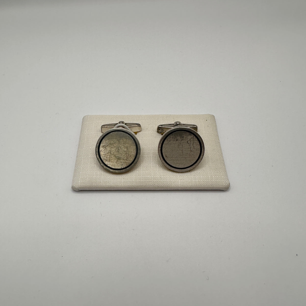 Vintage Manschettenknopf mit schwarzem Rand aus 835 Silber