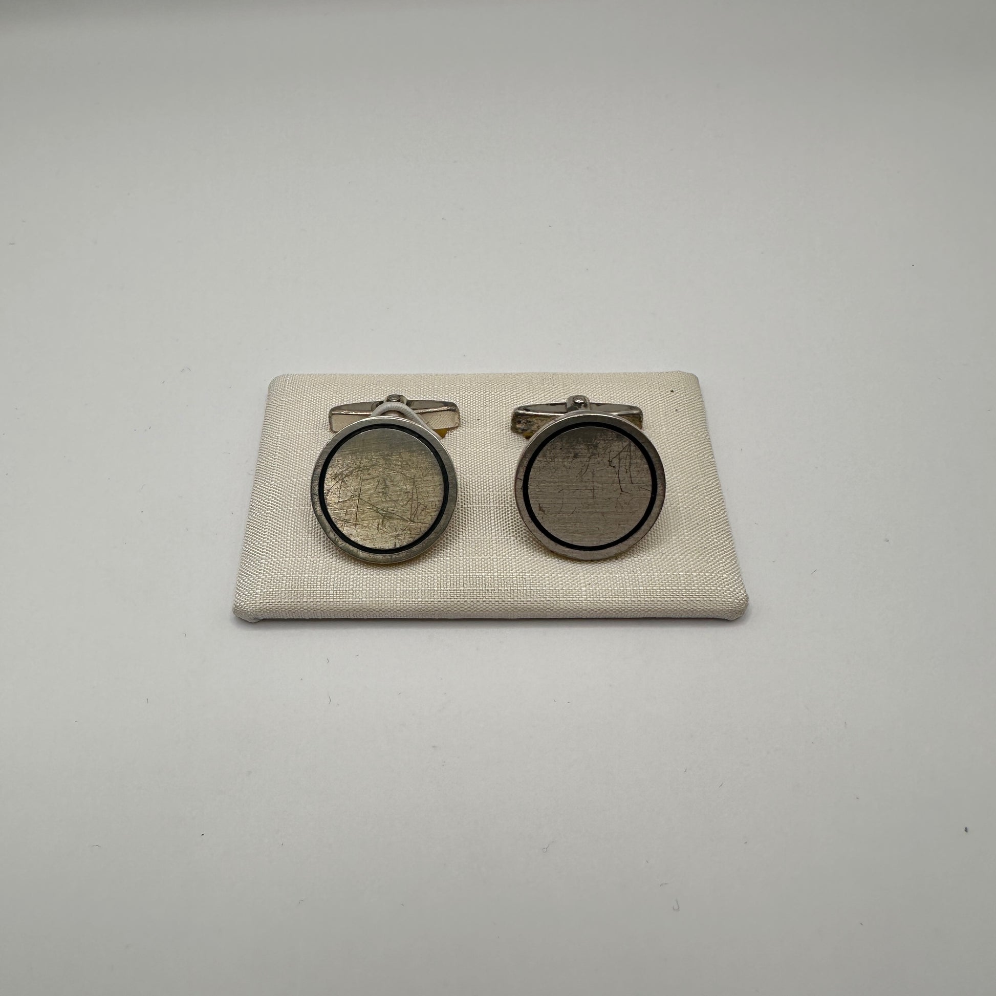 Vintage Manschettenknopf mit schwarzem Rand aus 835 Silber