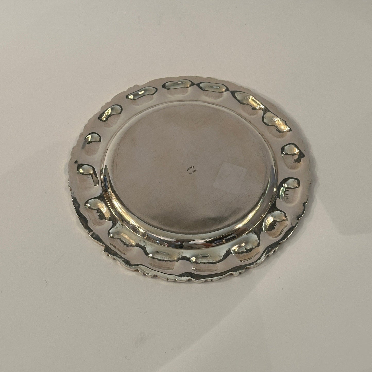 Assiette vintage en argent Cartier à décor organique sur les bords