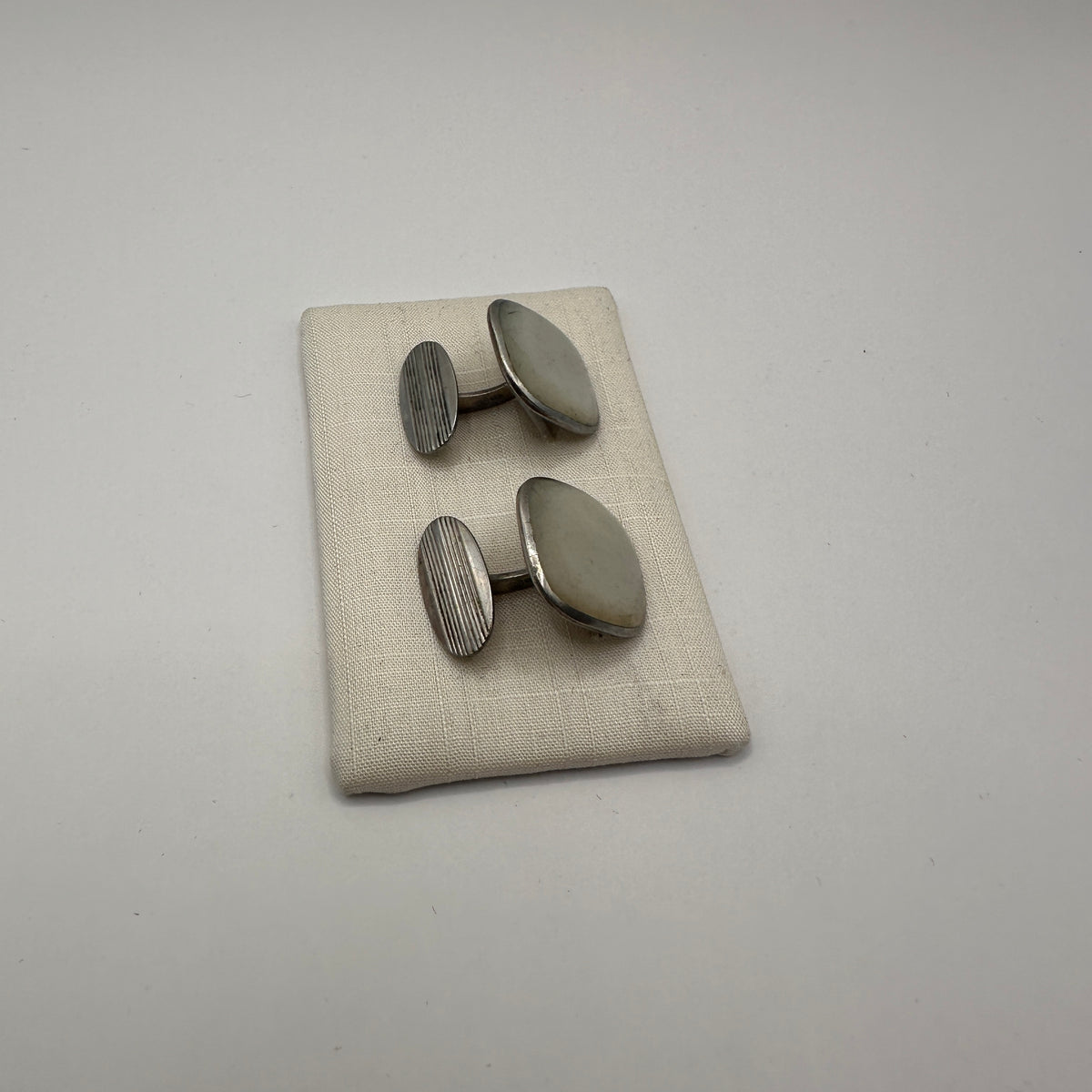 Vintage Manschettenknopf oval-quadratisch aus 835er Silber mit gestreifter Front