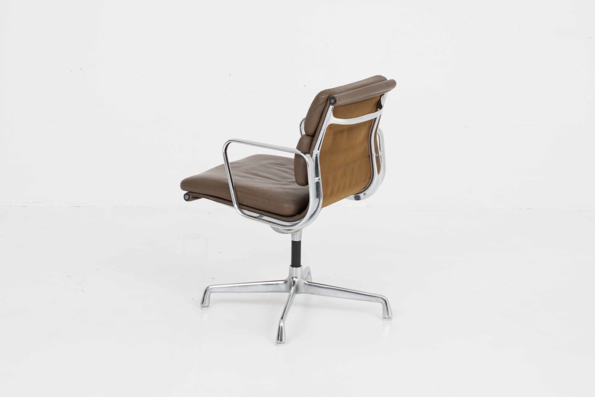 Vintage Bürostuhl EA 208 von Charles und Ray Eames für Vitra braunes Leder