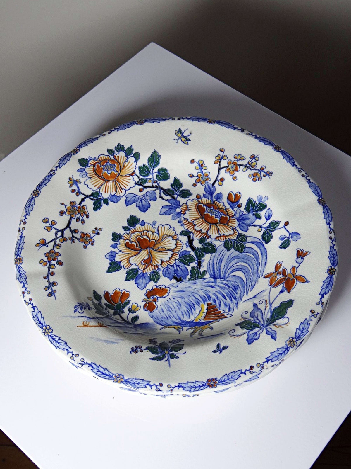 Vintage Teller "Coq und Pivoines" von Gien, Fayence um 1900