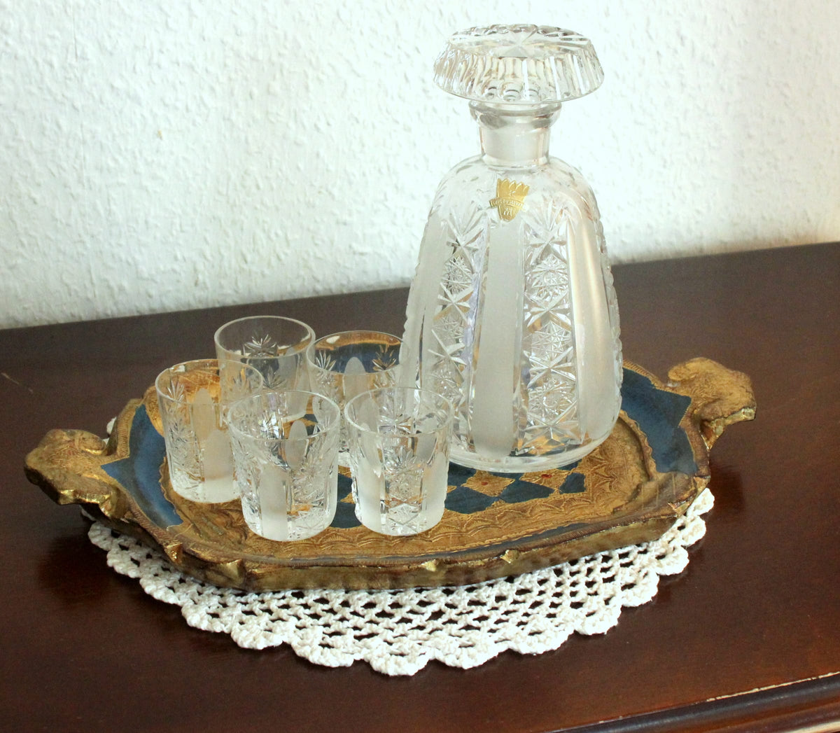 Vintage Karaffen-Set mit 5 Likörgläsern und Florentiner Tablett, Böhmen