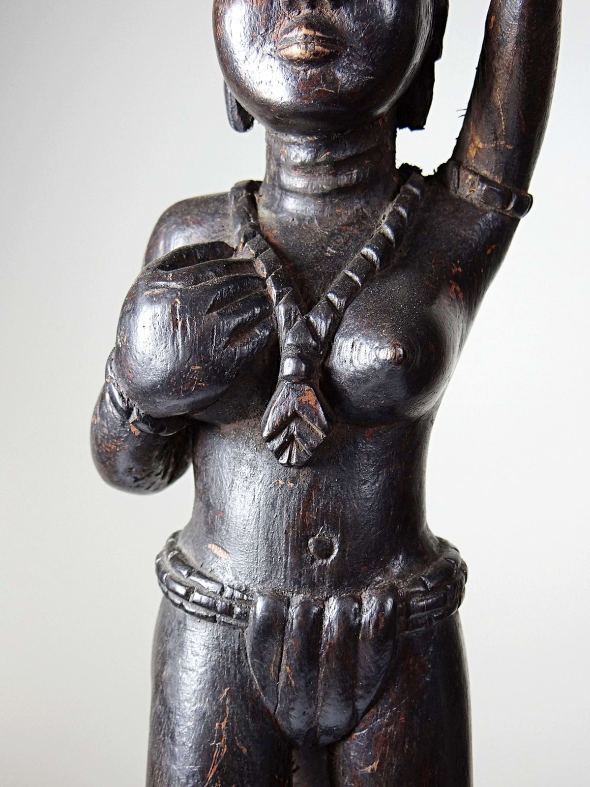 Vintage Holzskulptur "Frau mit Krug" Westafrika
