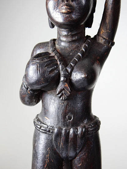Vintage Holzskulptur "Frau mit Krug" Westafrika